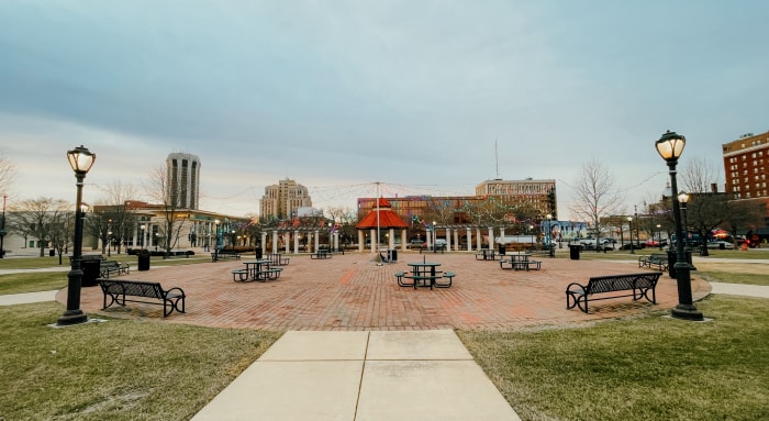 Vue sur le quartier historique d'Union Square Park à Springfield, Illinois. De charmants bancs de parc et des lampes vintage en hiver juste après le lever du soleil.