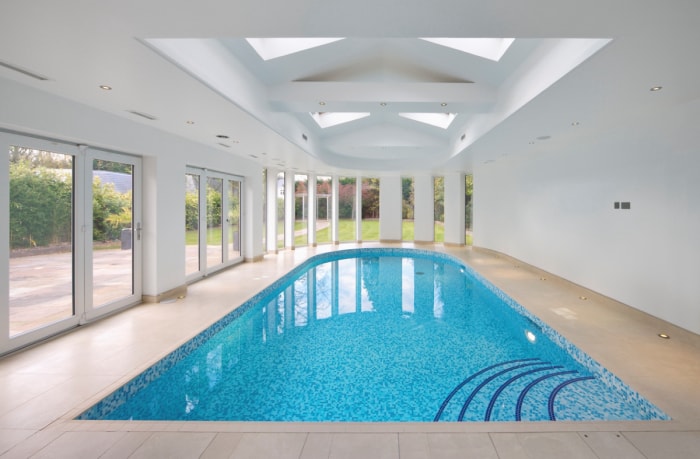 Piscine intérieure en salle blanche.