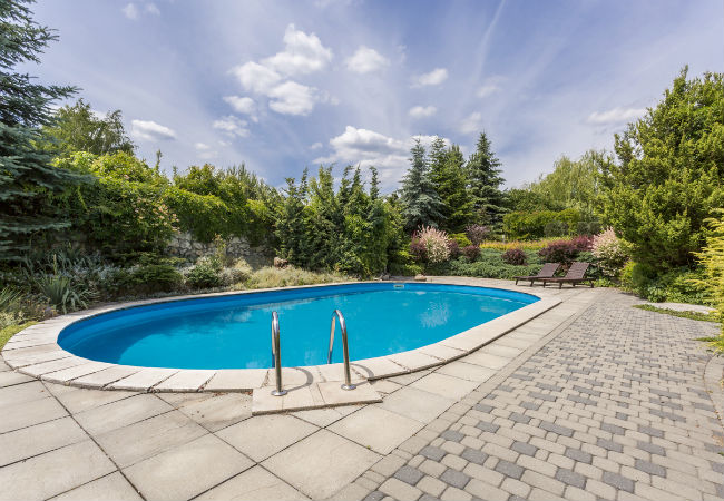 Terrasse de piscine en pavés de béton et briques