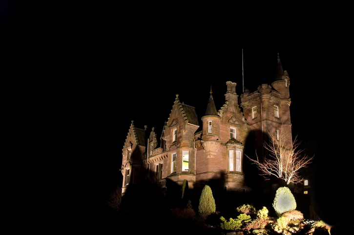 Maison hantée, style manoir antebellum sur fond de ciel nocturne