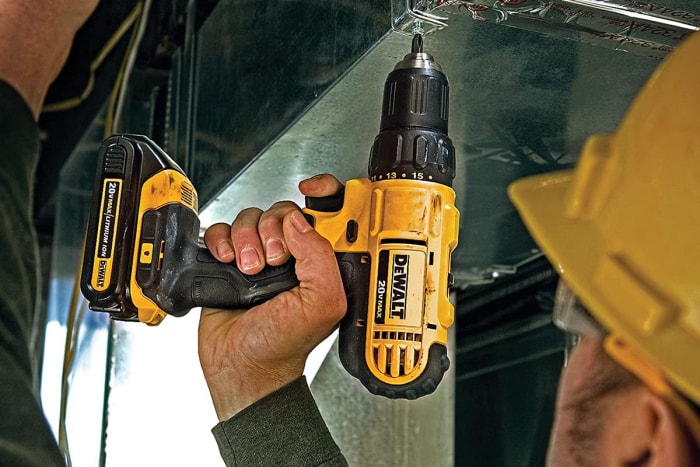 Option d'offres d'outils : Kit de perceuse-visseuse sans fil DEWALT 20 V Max