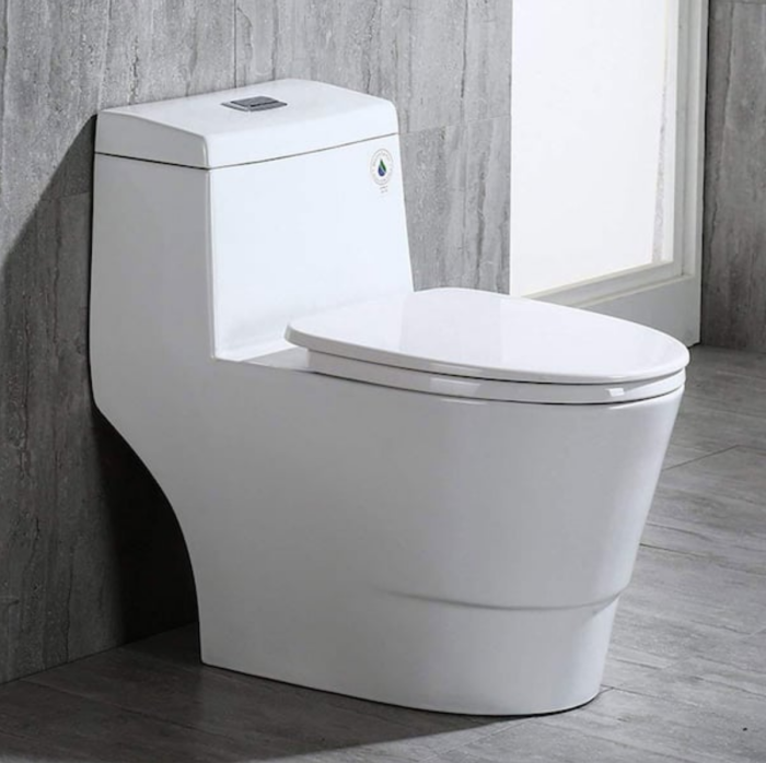 Une salle de bain grise est équipée d'une toilette tout-en-un allongée à haute efficacité WOODBRIDGE Bristol monobloc de 1,6 GPF avec siège à fermeture en douceur.