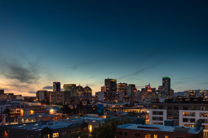 Vue d'Oakland en Californie au crépuscule