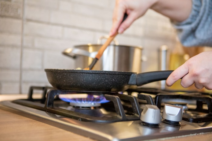 Personne utilisant une poêle antiadhésive pour la cuisson