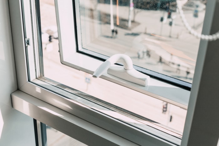 Le haut de la fenêtre à guillotine double est ouvert pour la ventilation.