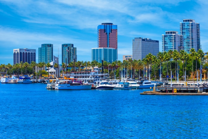 Gratte-ciel de Long Beach, port, bateaux, nuages, Californie