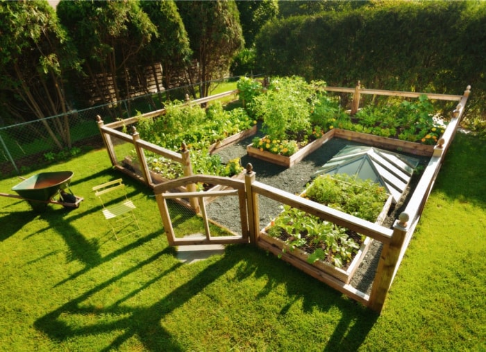 11 idées de clôtures de jardin qui complèteront n'importe quel paysage