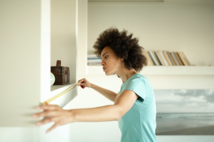 comment décorer les étagères