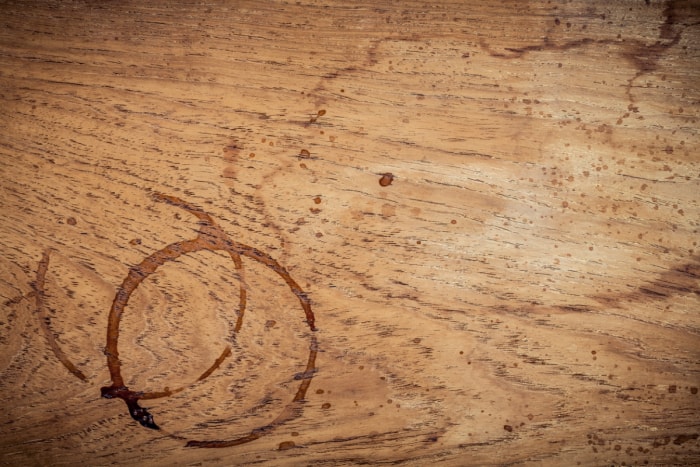 Deux taches d'eau sur une table en bois.