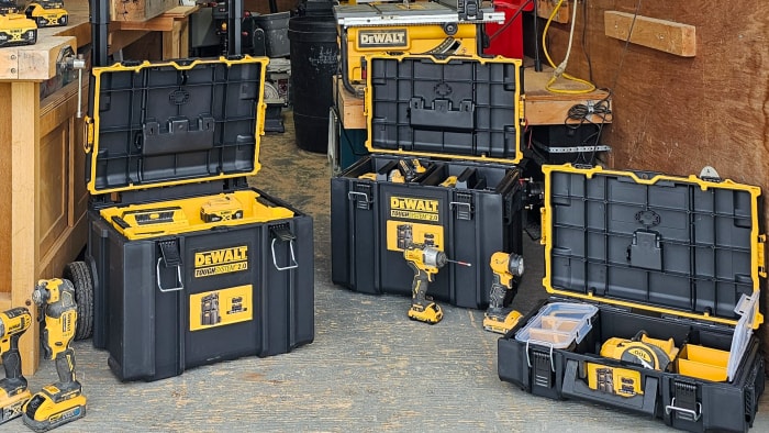 Trois boîtes dans un coffret à outils DeWalt