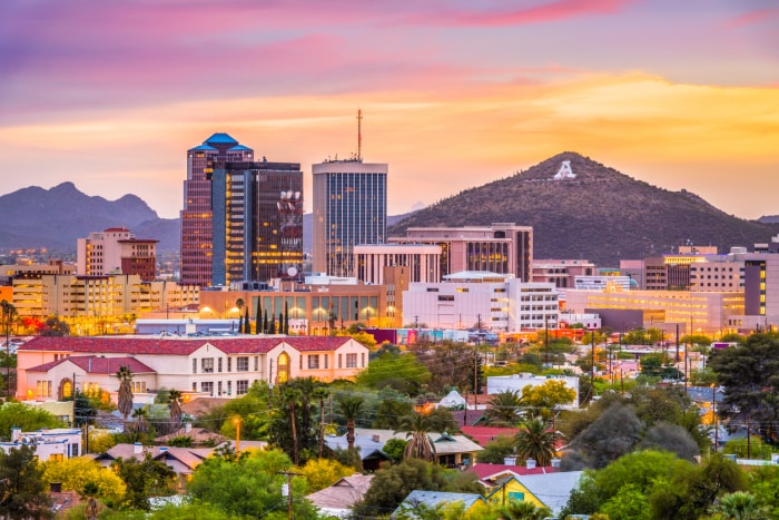 vue aérienne des montagnes du coucher du soleil à Tucson, Arizona