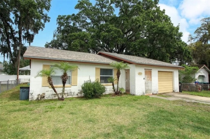 comment choisir une location immobilière - maison ancienne avec palmiers devant