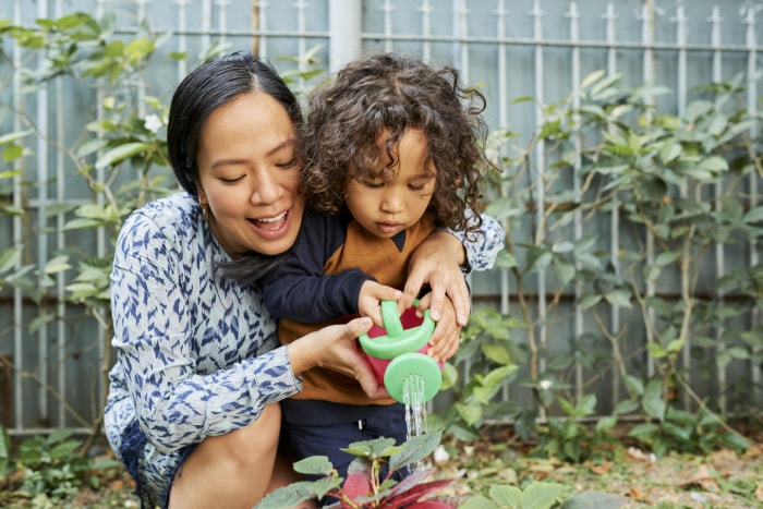 10 choses que tout nouveau jardinier devrait savoir mère et enfant arrosant les plantes