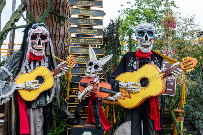 Squelettes et crânes en sucre du Jour des Morts, musiciens de catrinas amusants jouant de la guitare, décoration d'Halloween dans la vieille ville de San Diego, Californie