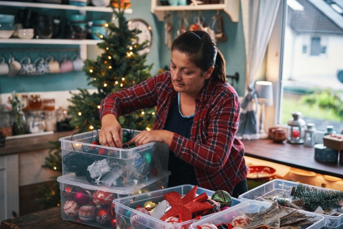 Décorer le sapin de Noël avec des ornements et des lumières de Noël