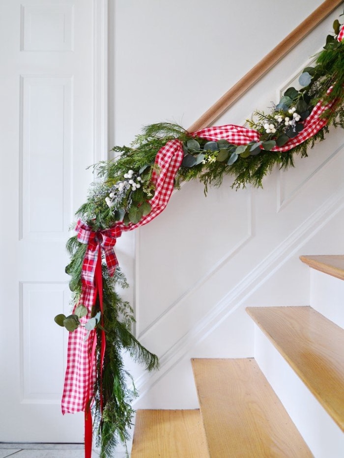 15 façons de décorer l'escalier pendant les fêtes