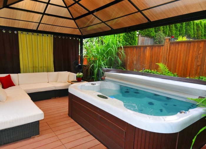 15 idées de terrasses de spa pour un jardin relaxant