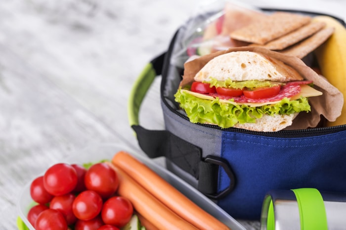 14 choses que vous ne saviez pas que vous pouviez nettoyer dans votre machine à laver sac à lunch avec sandwich et légumes