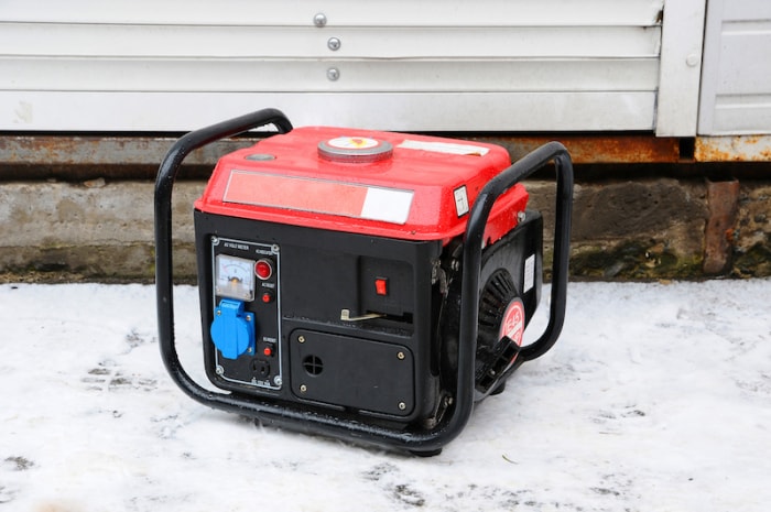 générateur électrique portable à l'extérieur dans la neige