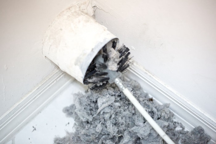 Ventilation d'un sèche-linge en cours de nettoyage. 