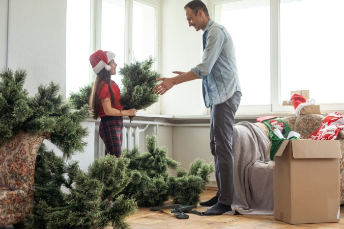 Père et fille assemblant l'arbre de Noël, souriant - Noël, vacances, concept d'hiver, activité familiale