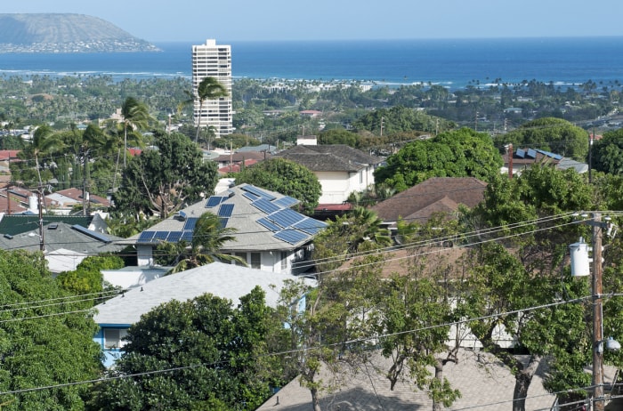 Vue sur le quartier d'Honolulu de l'autre côté de la baie en direction de Koko Head HI