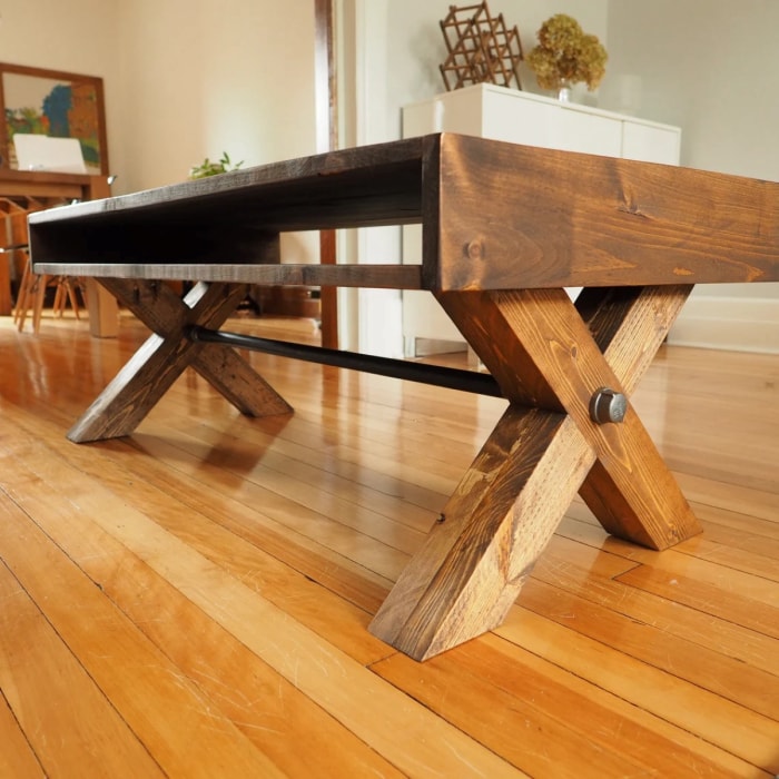 Grande table en bois en X.