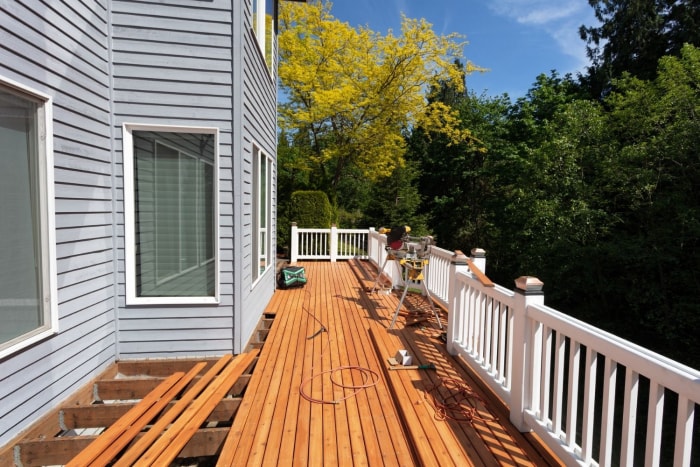 Une terrasse est en cours de réparation par une journée ensoleillée.