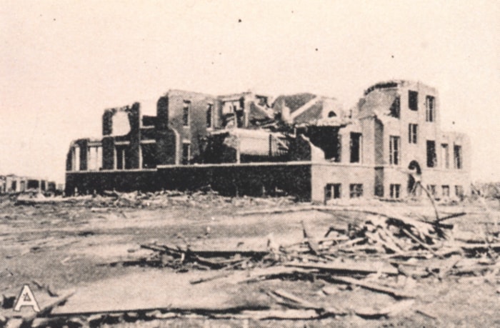 vieille photographie d'archives d'un bâtiment en ruine à la suite de la tornade des trois États