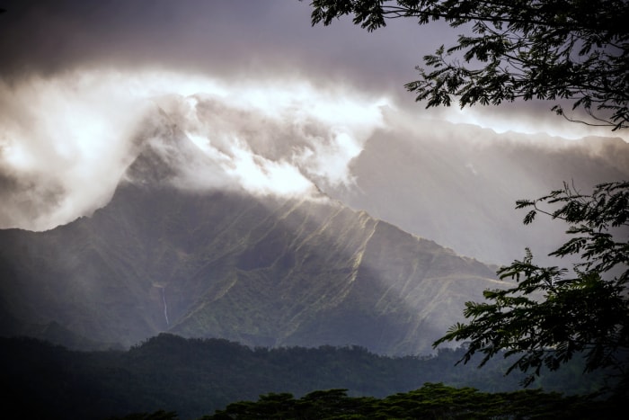 Vue du mont Waialeale verdoyant et luxuriant, enveloppé de brume, l'endroit le plus humide de la planète