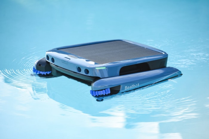 Beatbot iSkim Ultra effleure la surface d'une piscine, alimenté par son panneau solaire de 24W