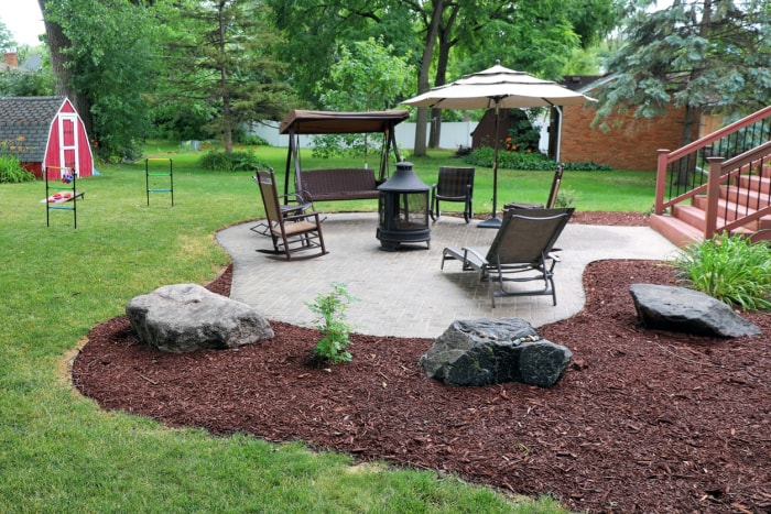 Terrasse extérieure avec paillis autour du coin salon