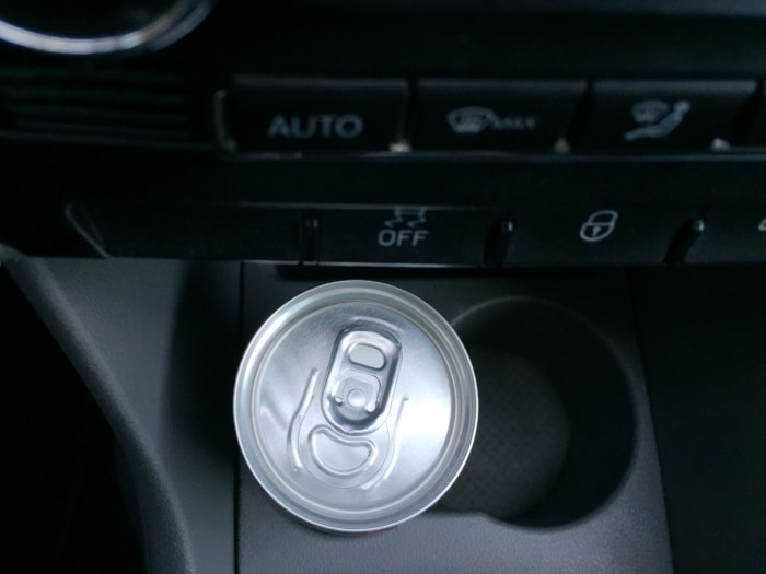 Boisson fraîche dans l'habitacle de la voiture