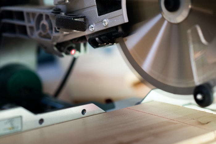 scie a onglet coulissante avec laser