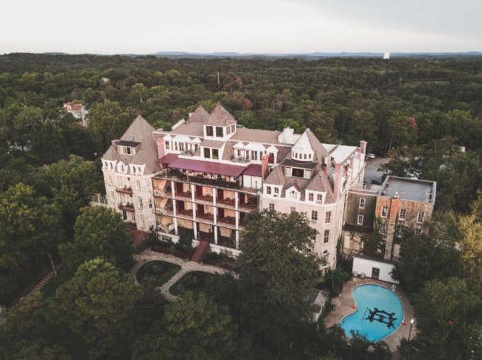 Vue aérienne de l'hôtel entouré de forêt