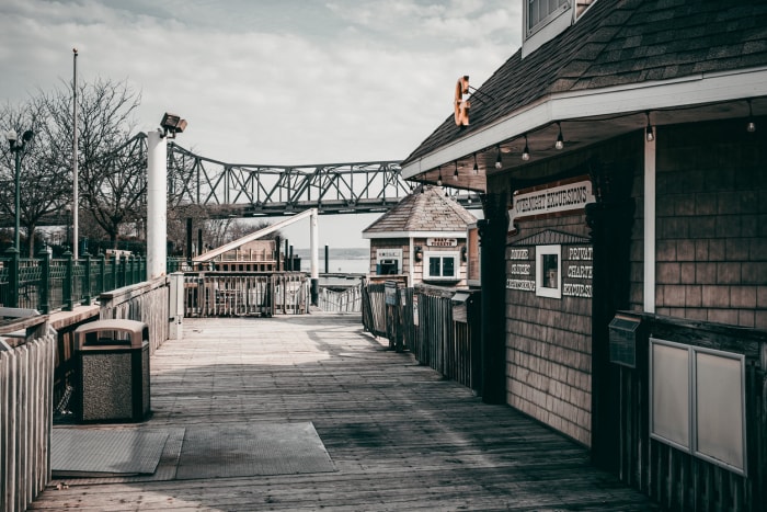 Quai et pont le long de la rivière Illinois, Peoria, États-Unis