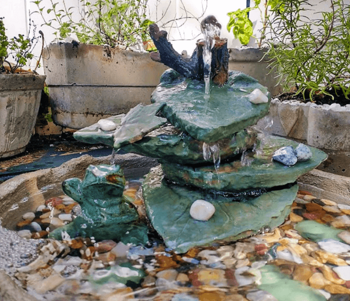 fontaine pour bain d'oiseaux avec pierres empilées