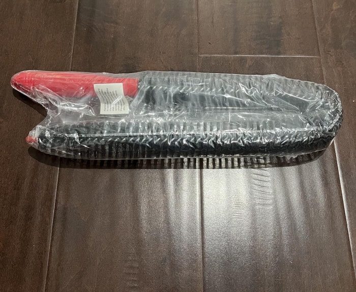 La brosse à peluches Vanitek Dryer Vent Cleaner Lint Brush dans son emballage avant d'être testée.