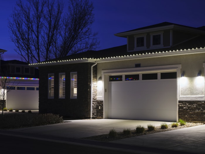 Les meilleures bandes lumineuses LED d'extérieur installées le long de la ligne de toit d'une maison.