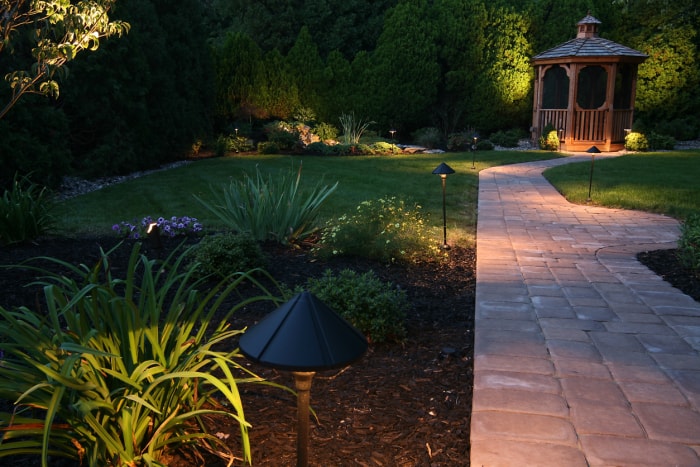 jardin de lune avec gazebo de chemin et petites lumières de nuit