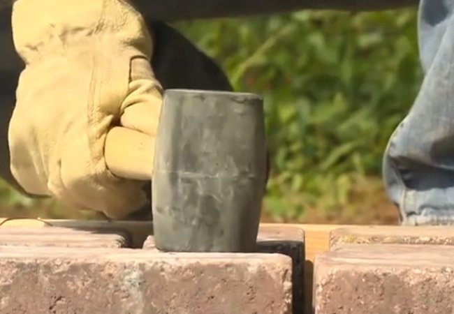 Comment construire un patio en pavés - Maillet en caoutchouc