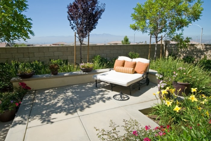 Terrasse extérieure avec jardin de fleurs