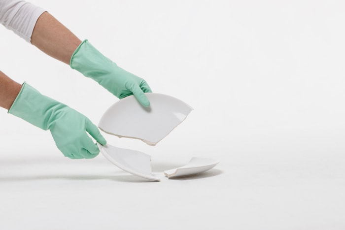 iStock-1297619392 gants de travail pour nettoyer le verre brisé