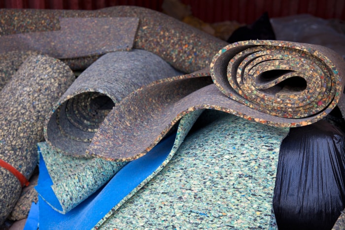 Tapis dans une pile de recyclage