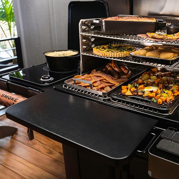 Étagère pliante Traeger PAL sur un gril Traeger avec cuisson des aliments