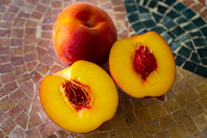 Nectarine avec vue sur le noyau du fruit.