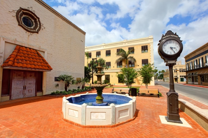 Place historique avec fontaine