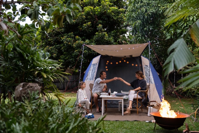 Camping familial dans l'arrière-cour