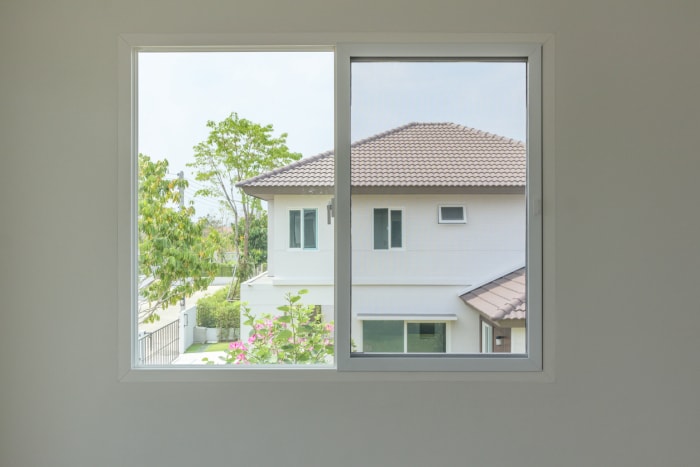 Les agents immobiliers iStock-1343023036 ne veulent pas de fenêtre coulissante en verre donnant sur la maison voisine