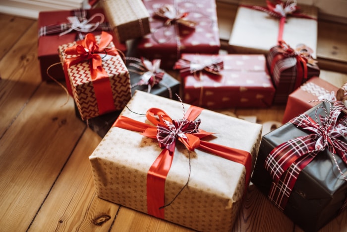 Plusieurs cadeaux pour les fêtes de fin d'année.